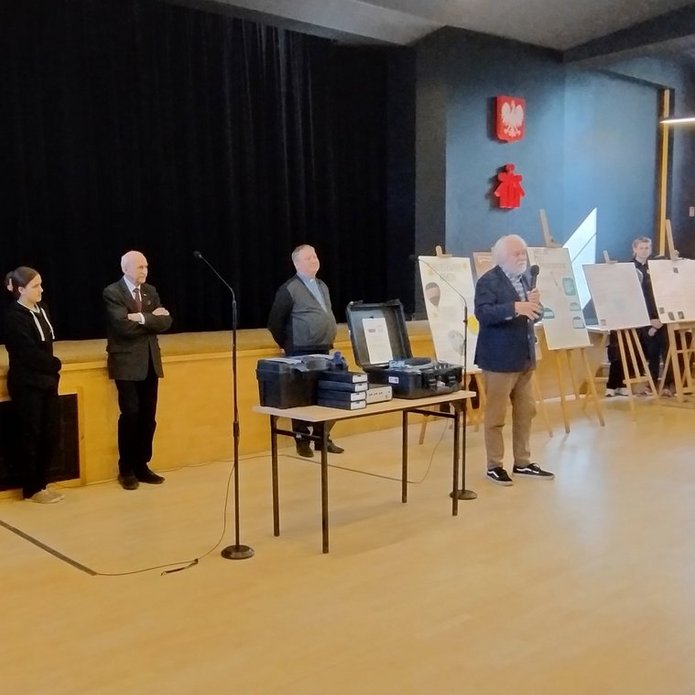 Wręczenie stacji do detekcji promieniowania kosmicznego ZSzS