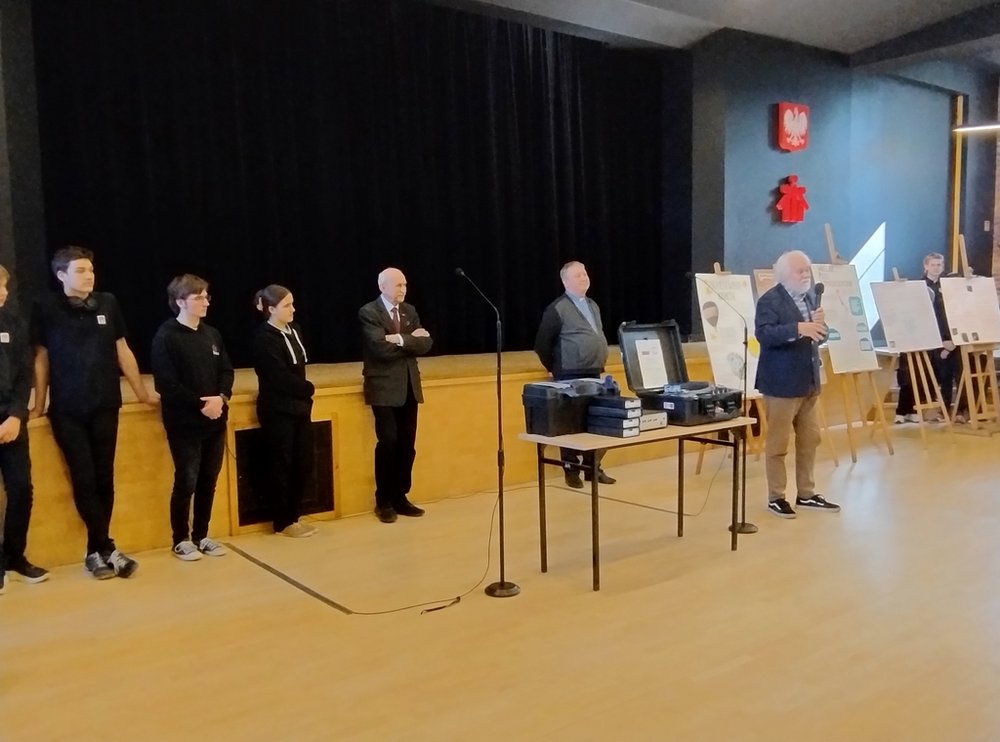 Wręczenie stacji do detekcji promieniowania kosmicznego ZSzS