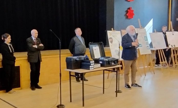 Wręczenie stacji do detekcji promieniowania kosmicznego ZSzS